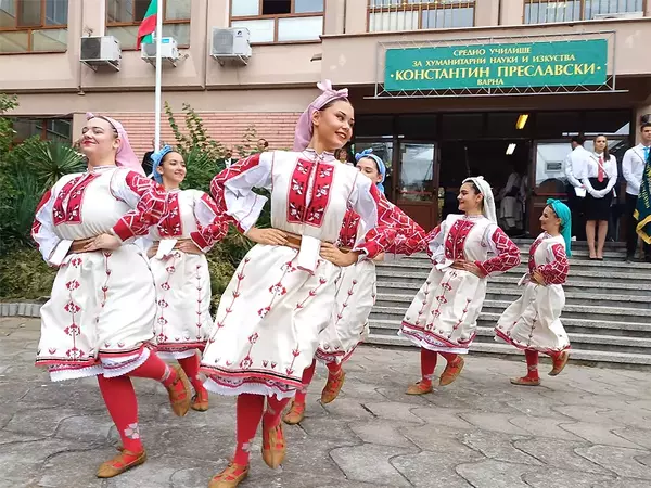 С тържества и веселие започна новата учебна година във Варна