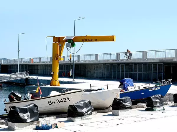 В общинските пристанища: По-ниски такси за рибарски кораби и лодки