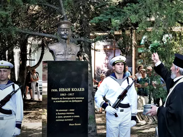 Бюст-паметник на генерал Колев откриха във Варна