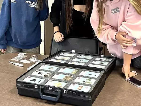 Ученици посетиха лаборатория за изследване на наркотични вещества