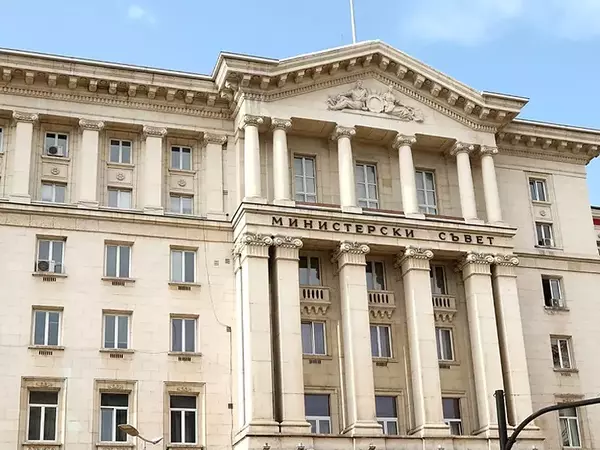 Над 13 000 служители са освободени от служебните кабинети