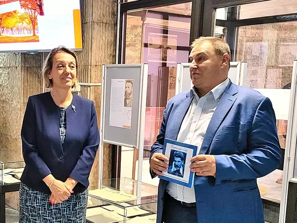 Евродепутатът Емил Радев дари книги на варненската библиотека в деня на народните будители