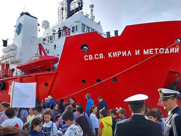На второ плаване до Антарктика отплава корабът "Св. Св. Кирил и Методий"