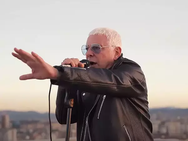 Стенли е „Неопитомен“ в нова песен