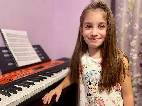 8-годишната Карина от Варна се бори за първо място в международния конкурс “Светът на таланта”