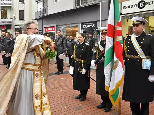 Военни моряци приготвиха рибен курбан за варненци навръх Никулден