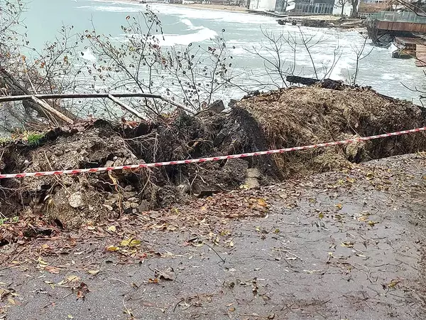 Свлече се част от крайбрежната алея