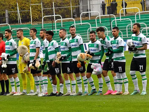 Плюшени играчки заваляха към терена на стадион "Тича"