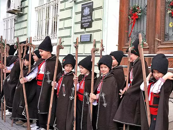 Малки коледари посетиха Областната управа във Варна