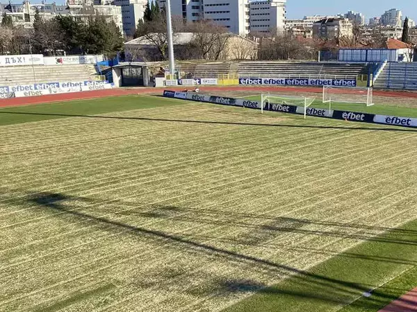 Обновяват тревното покритие на терените на "Спартак"