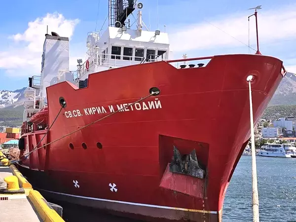 Корабът "Св. Св. Кирил и Методий" спаси бедстваща яхта в новогодишната нощ