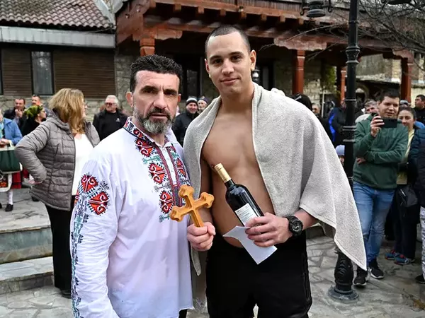 Кметът на Девня скочи за Богоявленския кръст заедно с 12-годишния си син