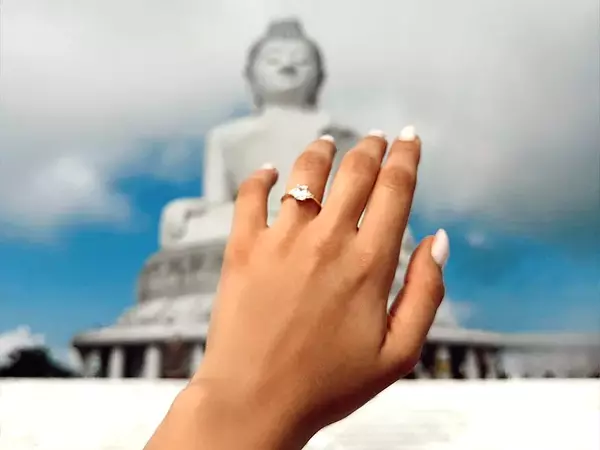 Варненската поп дива DARA се сгоди в Тайланд