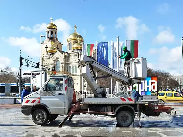 Три месеца след Коледа: Демонтират коледната украса във Варна