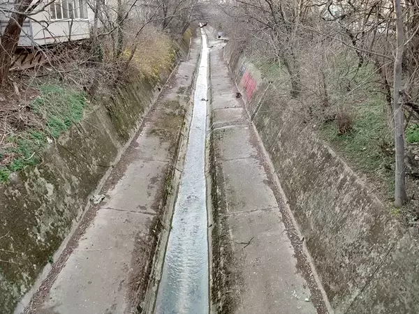 Почистиха каналите и деретата във Варна