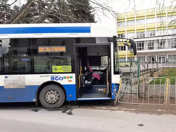 Автобус се удари в спирка до училище