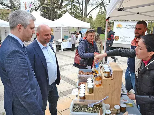 Откриха Фермерско изложение в центъра на Варна