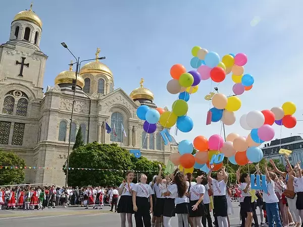 Хиляди се включиха в шествието за 24 май във Варна