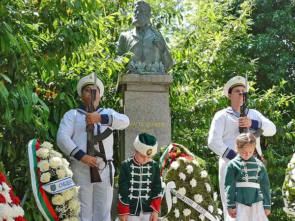 Варненци се преклониха пред подвига на Ботев