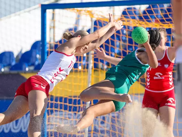 Победа и загуба за девойките на България в първия ден на ЕП по плажен хандбал във Варна