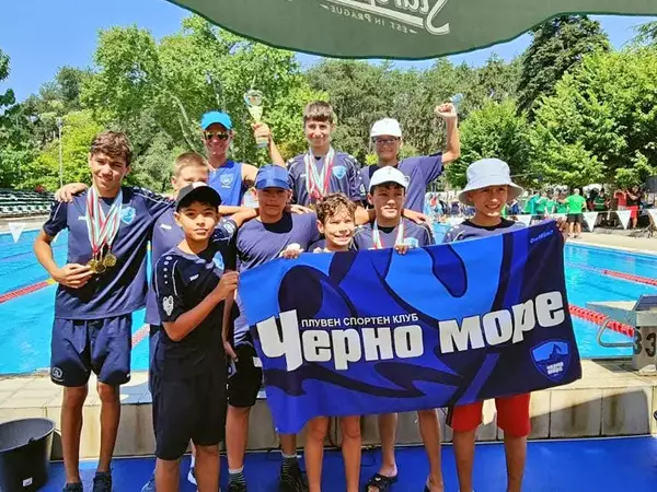 ПСК Черно море с отборен трофей от държавното по плуване за деца