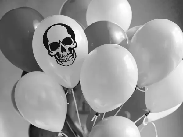 Въпреки забраните: Продават масово балони с райски газ по Черноморието