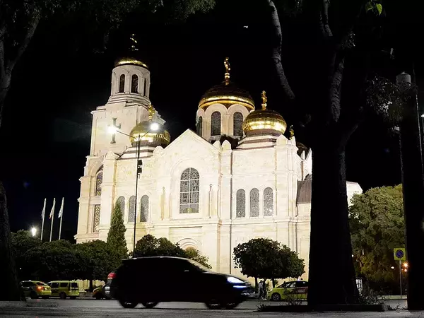 На Преображение: Катедралата във Варна блесна в ново ефектно външно осветление