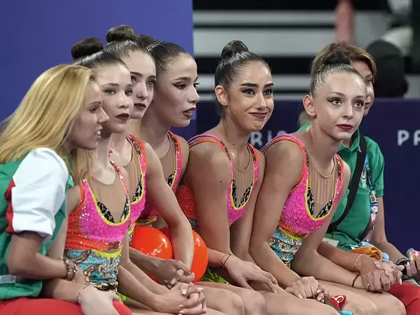 Ансамбълът ни остана в подножието на почетната стълбичка в Париж