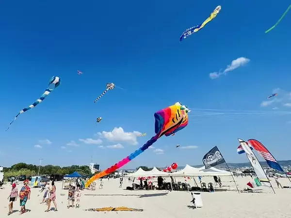 Международен фестивал на хвърчилата се провежда на плажа в Аспарухово