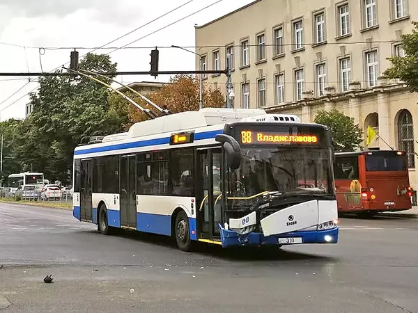 Тролей и лек автомобил се сблъскаха до Централна поща