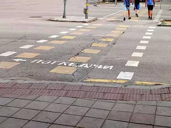 Преди първия учебен ден: Обновяват пешеходни пътеки около училищата във Варна