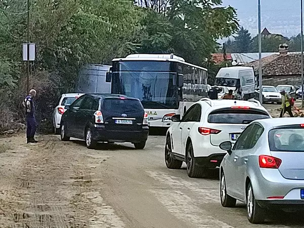 След поройния дъжд: Автобус пропадна в дупка и блокира ул. Прилеп