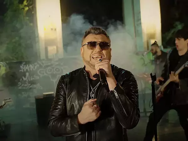 Любо представи "Последното решение"