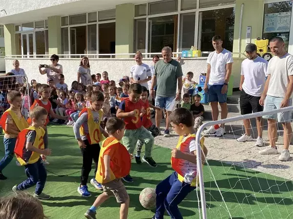 Илиан Илиев и футболисти на Черно море гостуваха в детска градина