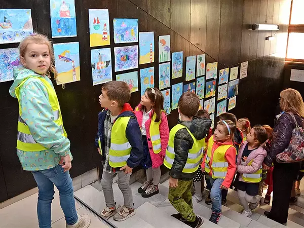Детска изложба, посветена на Международния ден на Черно море, откриха в сградата на Общината