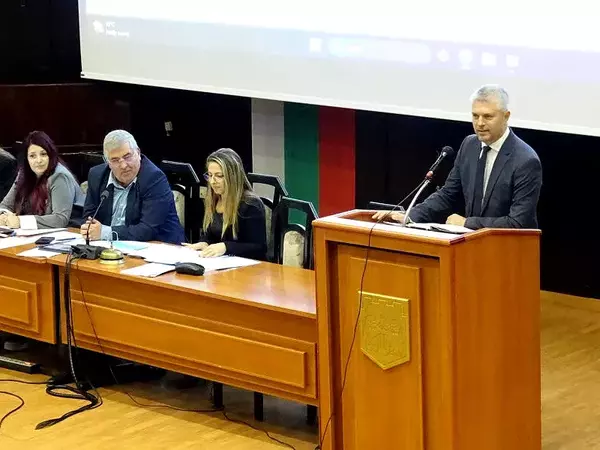 Общинският съвет ограничи правомощията на кмета Благомир Коцев