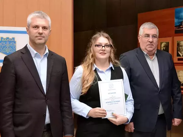Във Варна отличиха млади учители за добър старт в професията