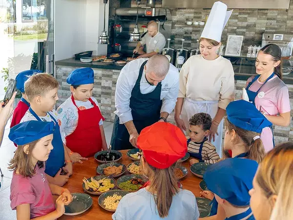 Деца се учиха на здравословно хранене от топ готвачи във Варна