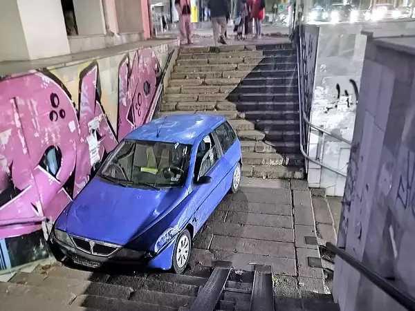 За пореден път: Кола се приземи в подлез във Варна