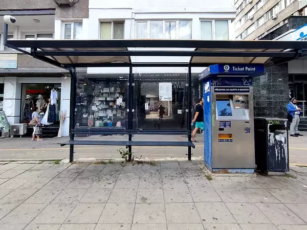 В разгара на есенно-зимния сезон: Общината търси кой да ремонтира заслоните на спирките във Варна