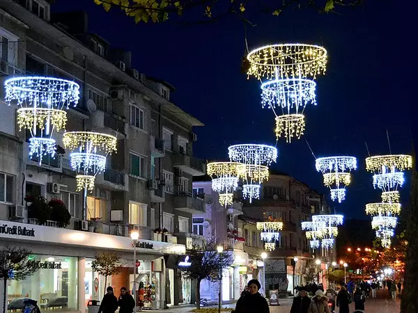 Варна светна с нова коледна украса