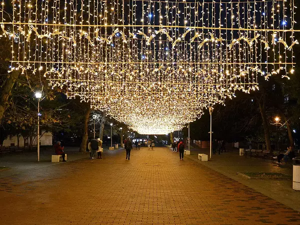 До средата на февруари: Окончателно демонтират коледната украса във Варна