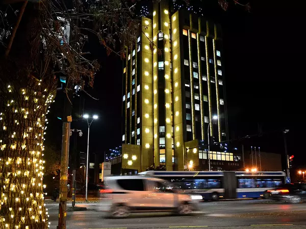 Монтират коледната украса в центъра на Варна