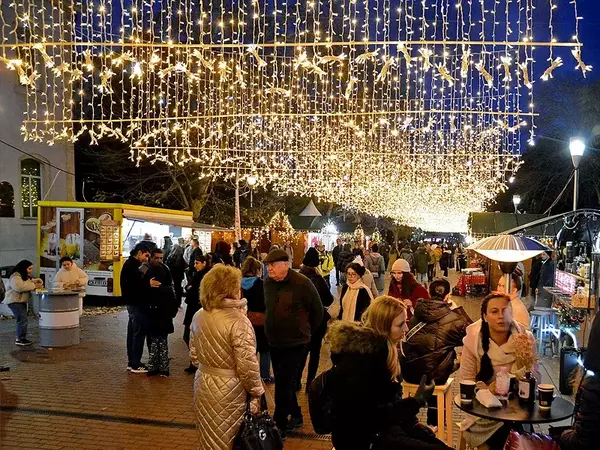 Заработи коледният базар в центъра на Варна