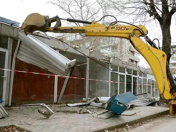 Започна разчистването на бараките по ул. "Д-р Пискюлиев"