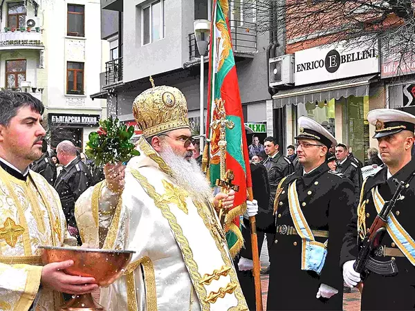 По традиция на Никулден: Военни моряци приготвиха рибен курбан за варненци