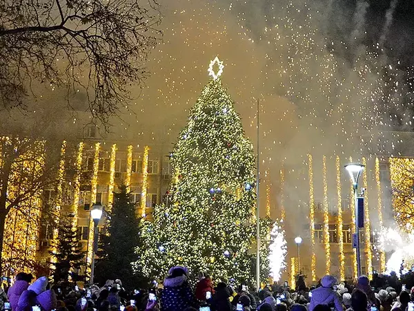 Грейнаха светлините на градската коледна елха във Варна