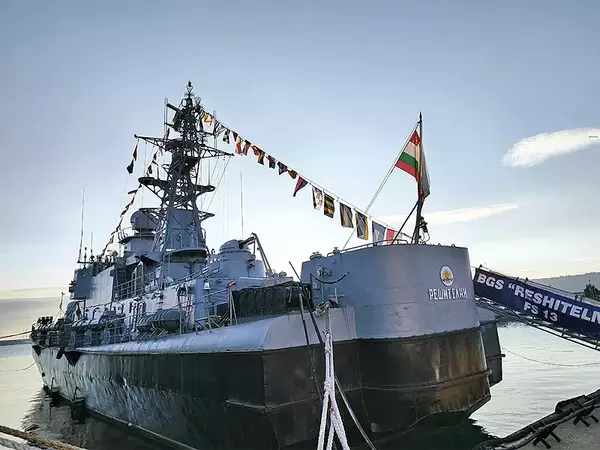 С тържествен ритуал: Отбелязаха годишнина на корвета "Решителни"