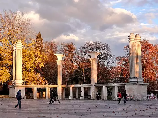 Обезопасяват колоните на входа на Морската градина във Варна