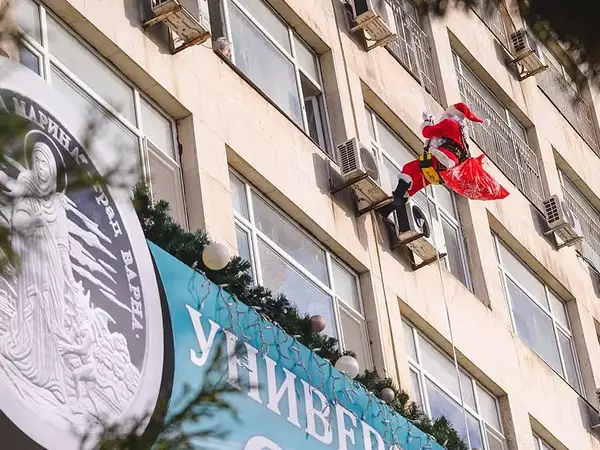 Дядо Коледа посети малките пациенти на УМБАЛ Света Марина (ВИДЕО)